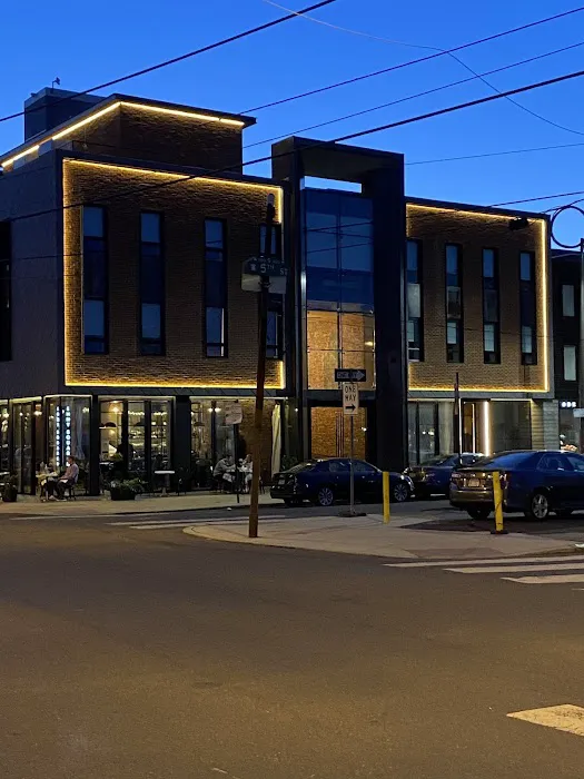 The Queen Hotel Queen Village, Sonder 5