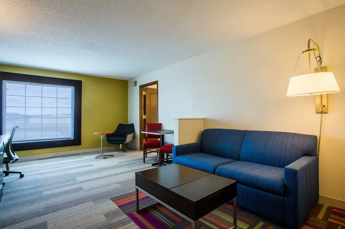 Holiday Inn Express & Suites Reading Airport by IHG 4