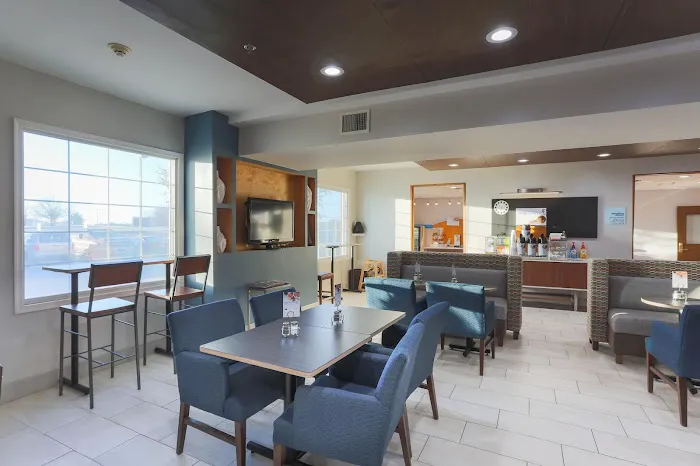 Holiday Inn Express & Suites Reading Airport by IHG 4