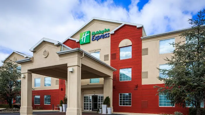 Holiday Inn Express & Suites Reading Airport by IHG 4