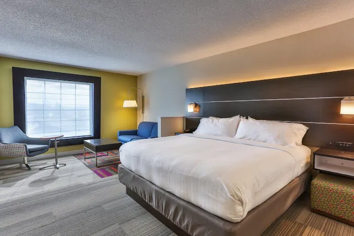 Holiday Inn Express & Suites Reading Airport by IHG 4