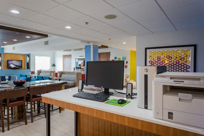Holiday Inn Express & Suites Reading Airport by IHG 4
