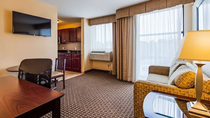 Best Western Plus Philadelphia Airport South at Widener University 4