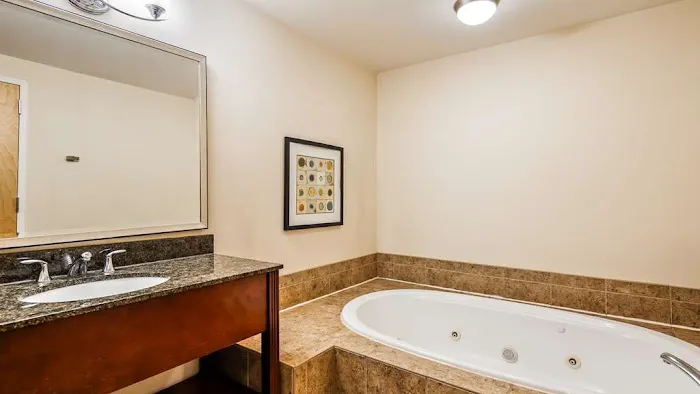 Best Western Plus Philadelphia Airport South at Widener University 4
