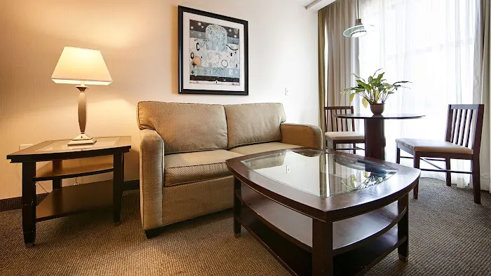Best Western Plus Philadelphia Airport South at Widener University 4