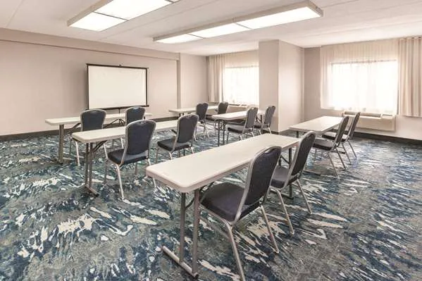 La Quinta Inn & Suites by Wyndham Philadelphia Airport 4