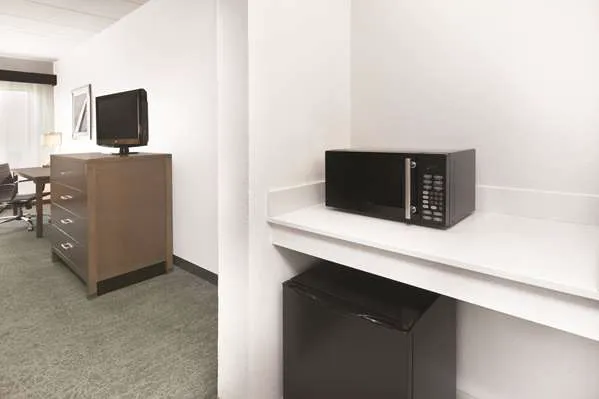 La Quinta Inn & Suites by Wyndham Philadelphia Airport 4