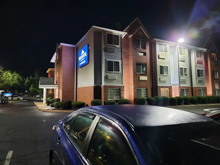 Microtel Inn & Suites by Wyndham Philadelphia Airport 5