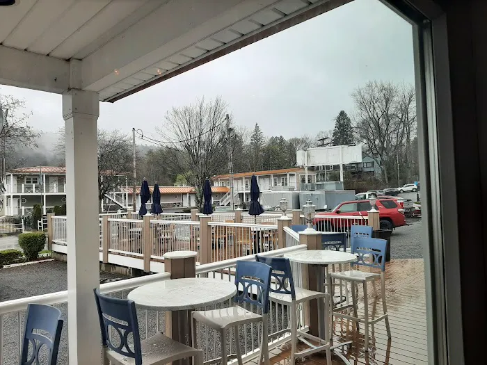 The Lake Front Hotel 4
