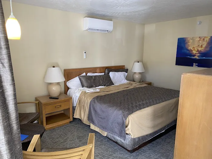 The Lake Front Hotel 4