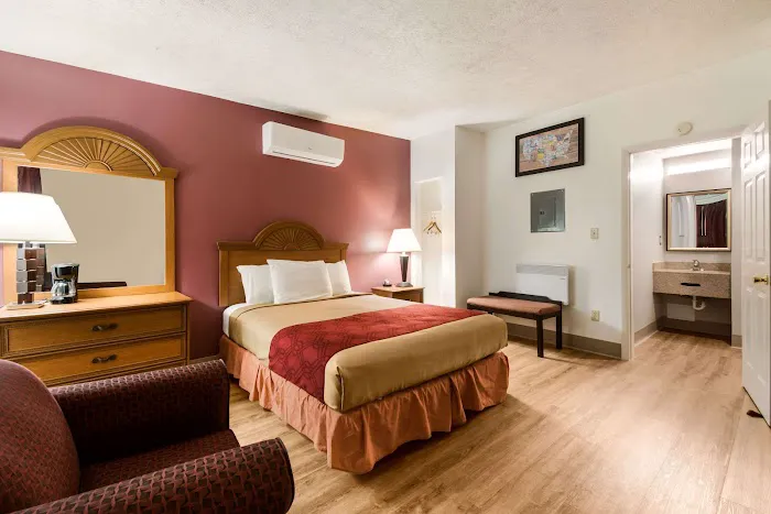 Econo Lodge Inn & Suites Lake Harmony - Pocono Mountains Area 4