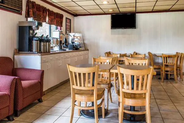 Econo Lodge Inn & Suites Lake Harmony - Pocono Mountains Area 4