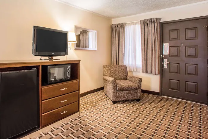 Quality Inn & Suites Millville 4