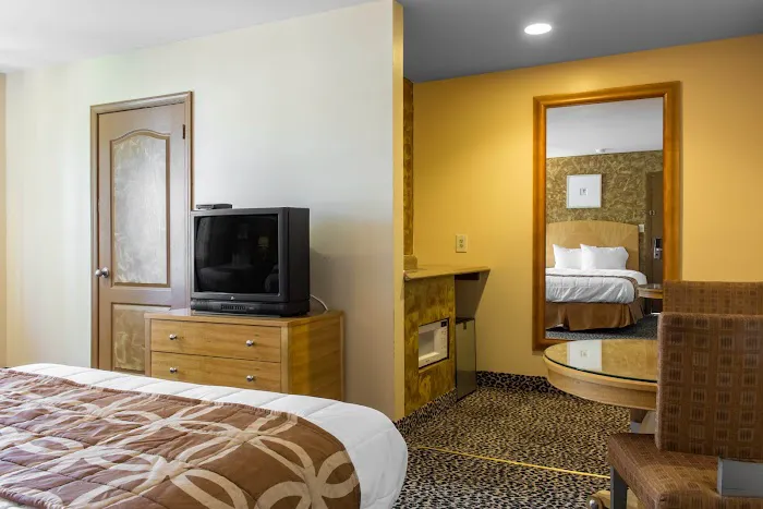 Econo Lodge 4