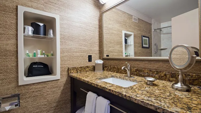 Best Western Plus Concordville Hotel 5