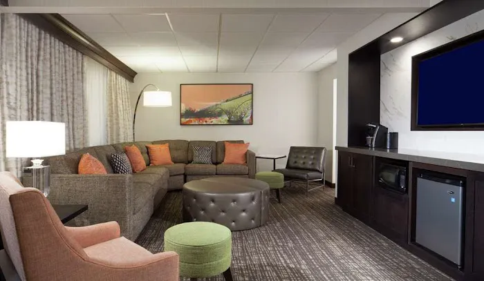 Embassy Suites by Hilton Philadelphia Airport 5