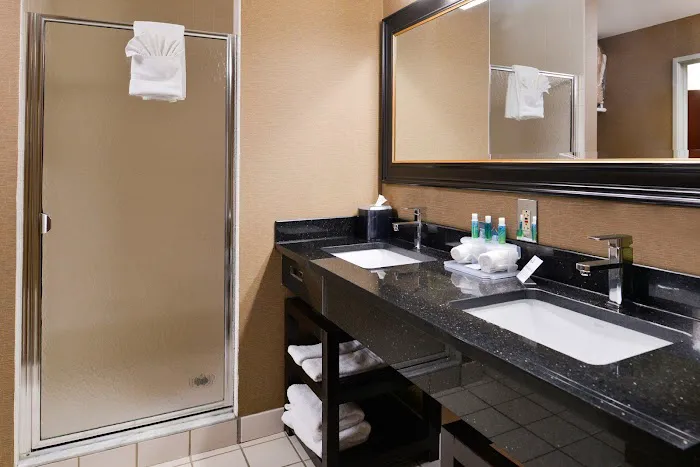 Holiday Inn Express & Suites West Chester by IHG 4