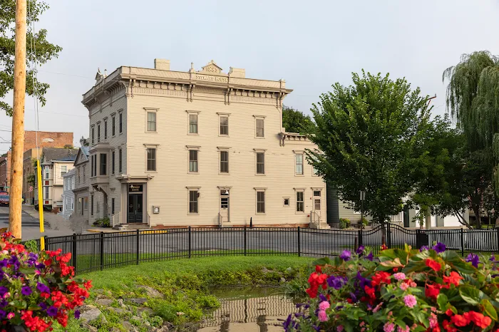 Stewart House Hotel & 1883 Tavern 4