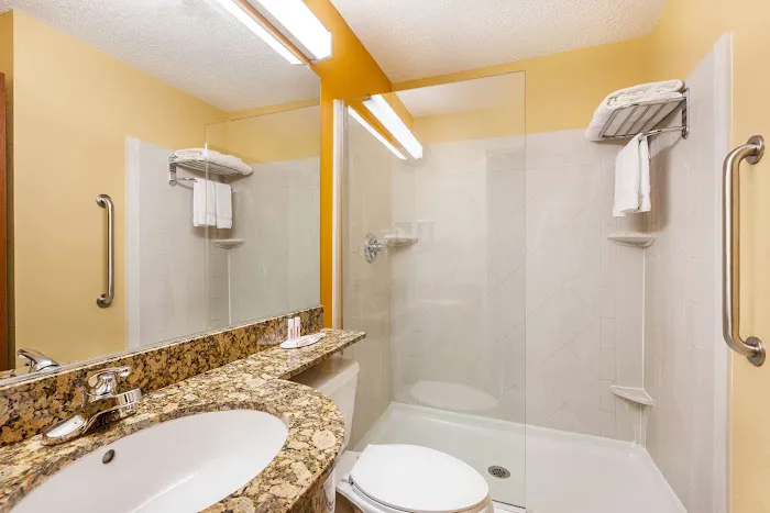 Microtel Inn & Suites by Wyndham Verona 4