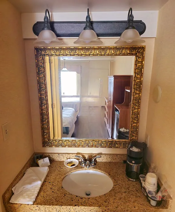 Best Western Plus Revere Inn & Suites 4