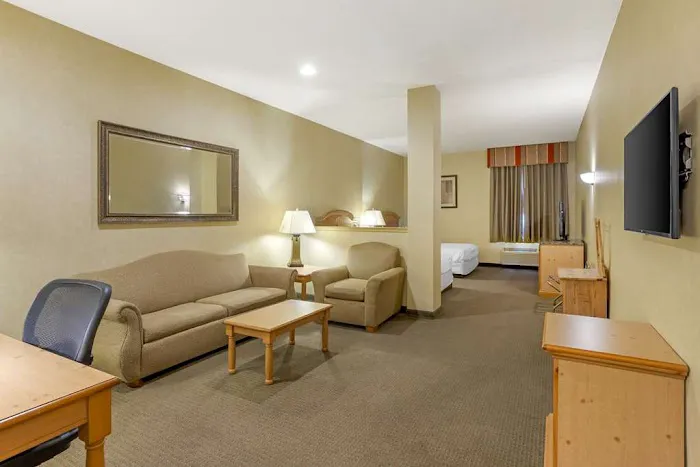 Best Western Plus Revere Inn & Suites 4