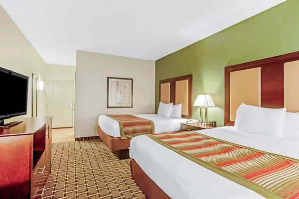 La Quinta Inn & Suites by Wyndham Lancaster 4
