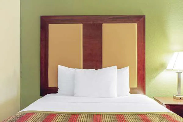 La Quinta Inn & Suites by Wyndham Lancaster 4
