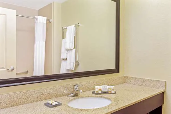 La Quinta Inn & Suites by Wyndham Lancaster 4