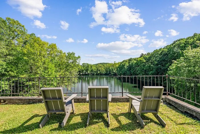 Wander Lakefront Retreat 5