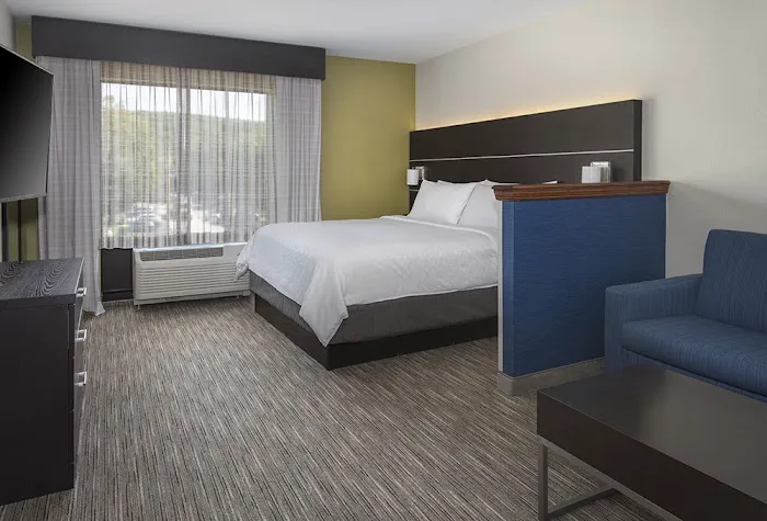 Holiday Inn Express & Suites 4
