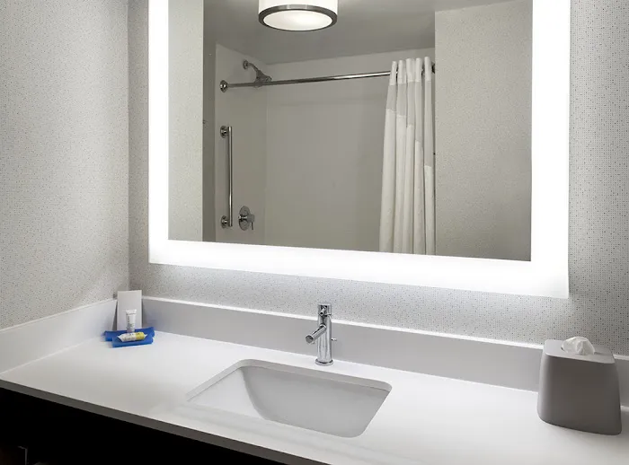 Holiday Inn Express & Suites 4