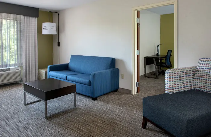 Holiday Inn Express & Suites 4