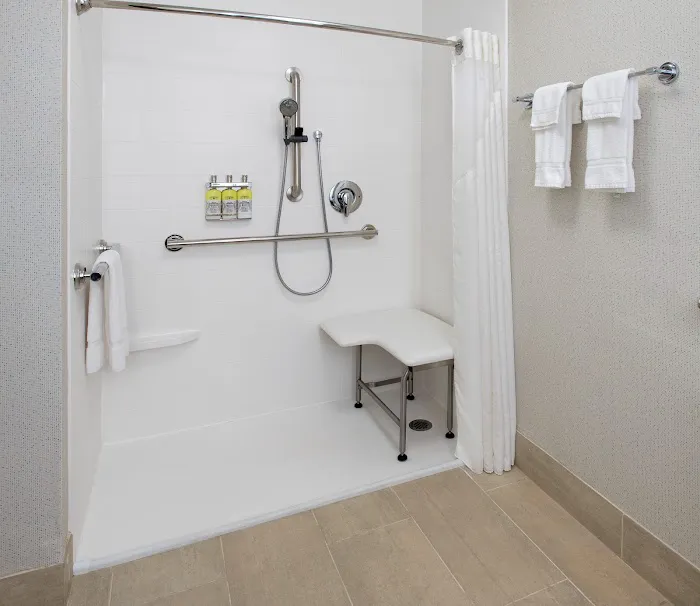 Holiday Inn Express & Suites 4