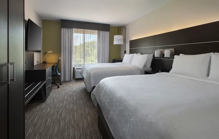 Holiday Inn Express & Suites 4