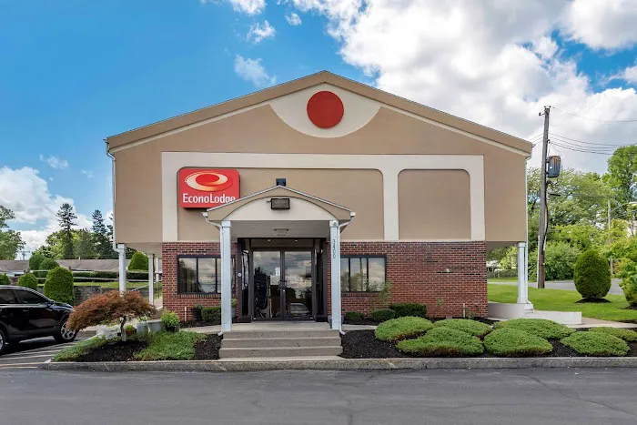 Econo Lodge Dewitt I-90 4