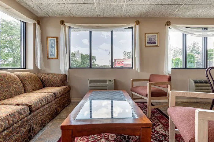 Econo Lodge Dewitt I-90 4