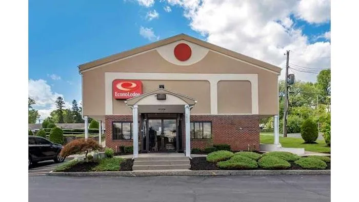 Econo Lodge Dewitt I-90 4