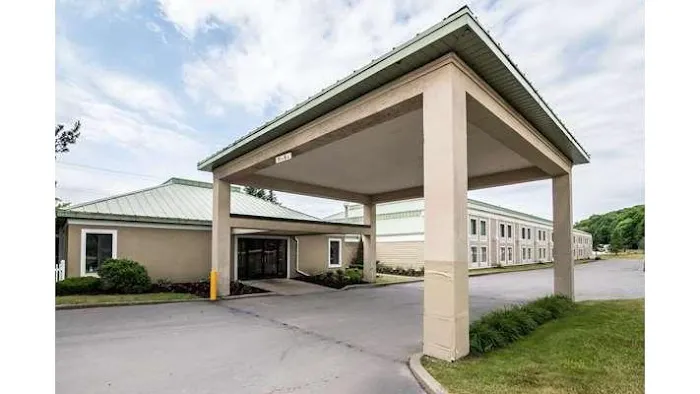 Clarion Inn & Suites - University Area 4
