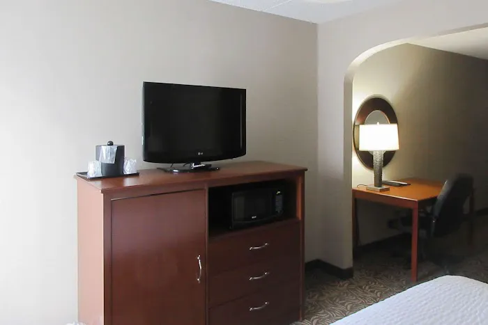 Clarion Inn & Suites - University Area 4