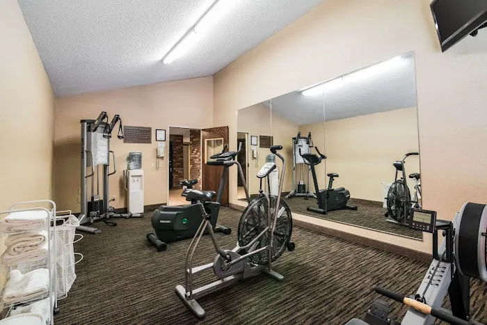 Clarion Inn & Suites - University Area 4