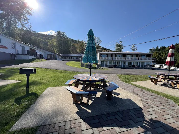 Lake 'n Pines Motel 4