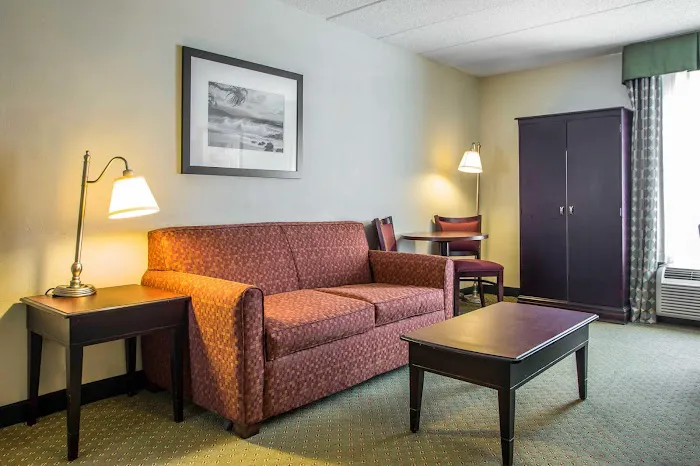Comfort Inn & Suites 4