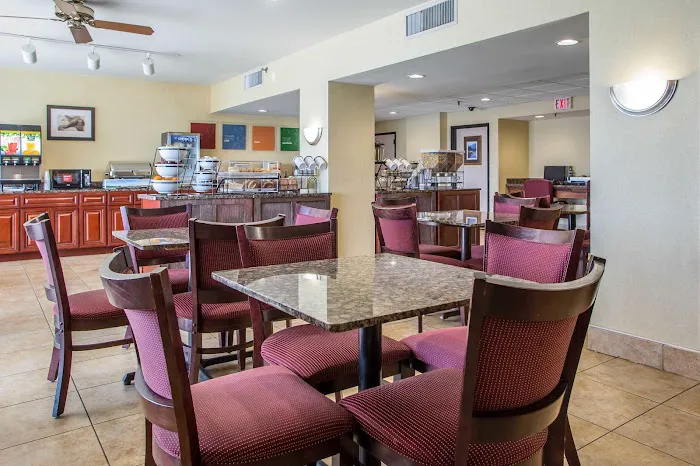 Comfort Inn & Suites 4