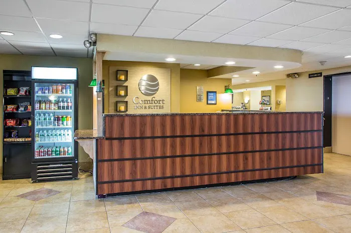 Comfort Inn & Suites 4