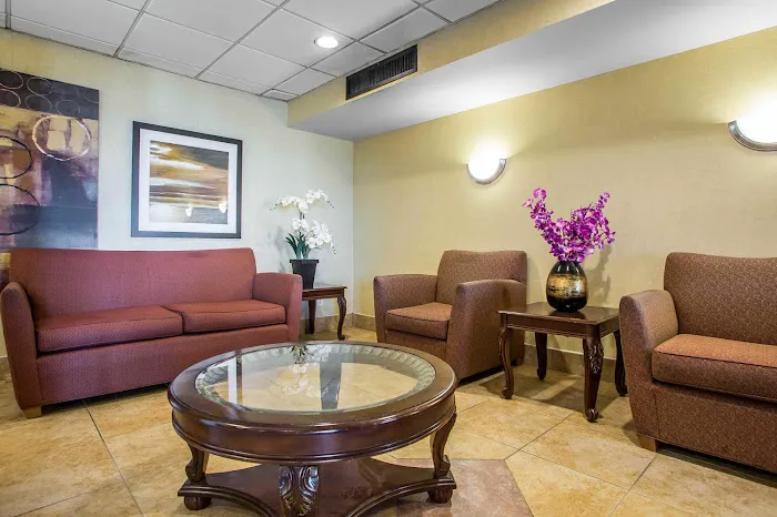 Comfort Inn & Suites 4