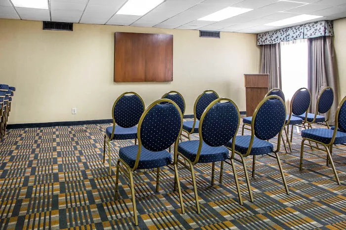 Comfort Inn & Suites 4