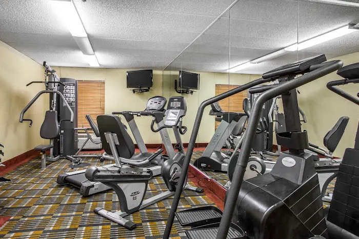 Comfort Inn & Suites 4