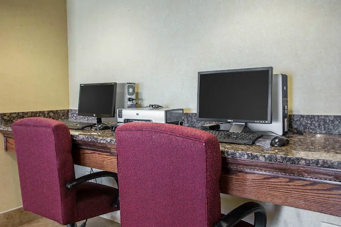 Comfort Inn & Suites 4
