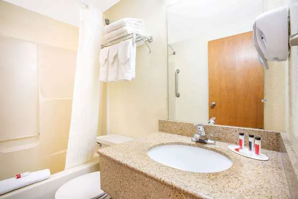 Days Inn by Wyndham Lancaster PA Dutch Country 4