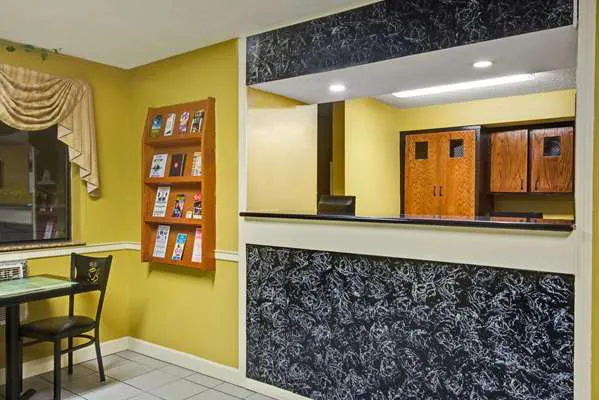 Days Inn by Wyndham Torrington 4